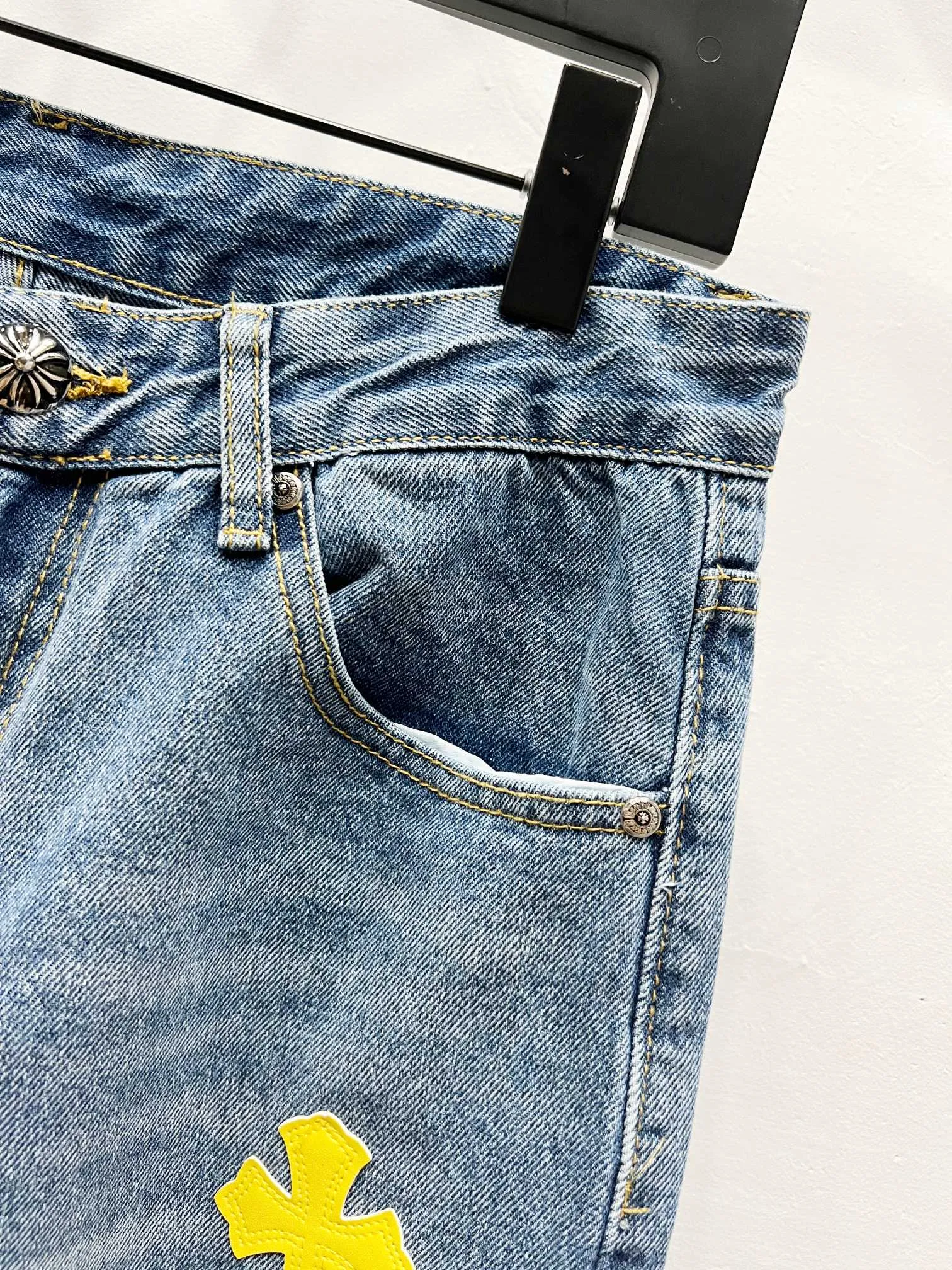 P240 Style number: (K1170) Chrome hearts & Chrome hearts High-end Chrome hearts blue and yellow leather cross patchwork leather jeans, the same style as the trendy uncle. Original hardware accessories, washed and other elevators, QR code analysis are all purchased from the original factory, high degree of restoration, you are welcome to compare the products ~ Three-dimensional version Loose and comfortable, not picky about the figure, taller and slimmer, factory Seiko, original factory quality control, same style for men and women, can be matched with couples, versatile recommendation, must-have jeans for all seasons, fashionable people have been disappointed From the quality selection of fabrics, the tailoring of details, and the matching of patterns, everything is impeccable! The upper body is so handsome when worn...it can be easily worn by men, women and children! The craftsmanship uses heavy-duty washed pure cotton denim fabric. After washing, it is soft and thick. It is very stylish when worn on the body. Size: 28, 30, 32, 34 Color: blue yellow leather